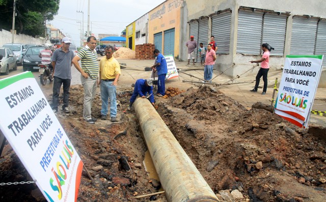 Secretário Antônio Araújo acompanha obra de drenagem na Arthur Carvalho, que beneficiará 50 mil pessoas