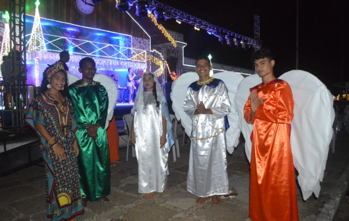 Atra Es Crist S Se Apresentam No Palco Do Natal Iluminado De Caxias