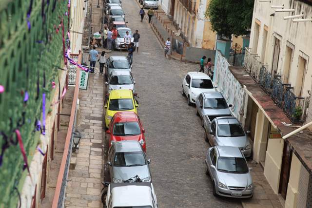 Carros estacionados na Rua do Giz: após um ano, decisão da Justiça Federal continua sendo ignorada  