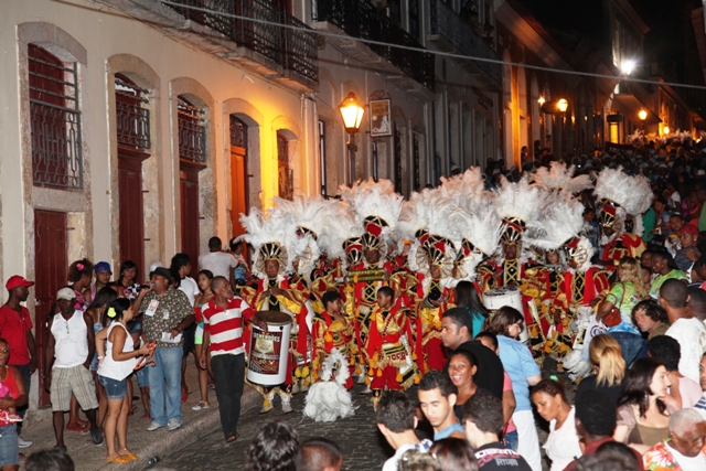 Ritmistas do bloco tradicional Os Tremendões desfilam tradição na Praia Grande e atraia público