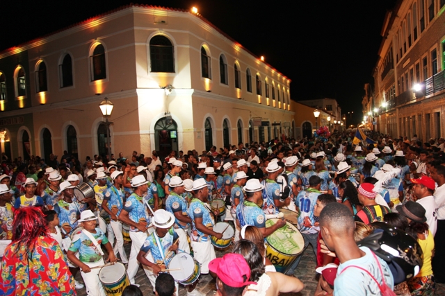 Bateria da escola de samba Marambaia toca no Canto da Cultura, no Centro Histórico