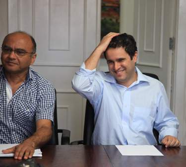 Edivaldo Holanda Júnior, durante a reunião, ao lado de Chico Gonçalves, presidente da Func