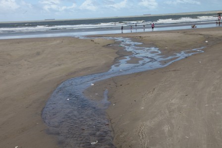 Dejetos são lançados diretamente no mar, na praia do Olho d'Água