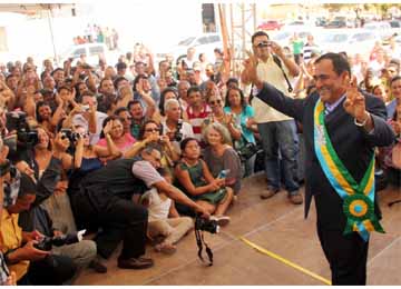 Josemar acena para o público já com a faixa de prefeito