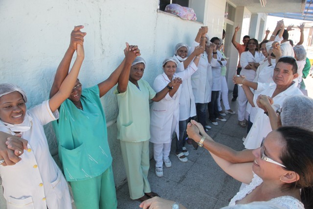 Médicos, enfermeiros e técnicos de enfermagem do Socorrão I dão as mãos em sinal de protesto contra parcelamento