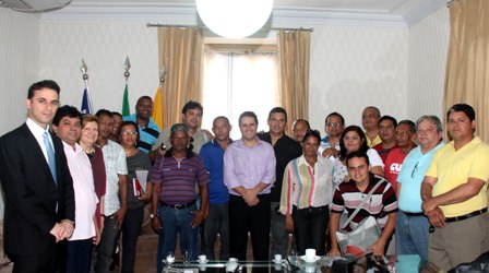 Líderes sindicais posam com o prefeito e auxiliares após aceitar proposta de parcelamento sem maiores resistências