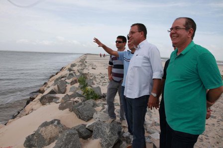 Com o colega Hildo Rocha, novo titular da Sinfra visitou o Espigão Costeiro da Ponta d'Areia