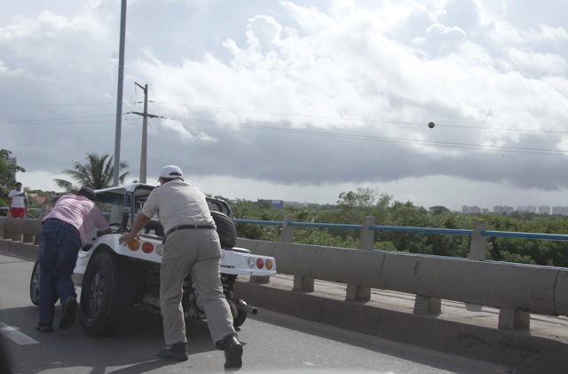 Sem guincho, agente da SMTT é obrigado a empurrar carro enguiçado ...