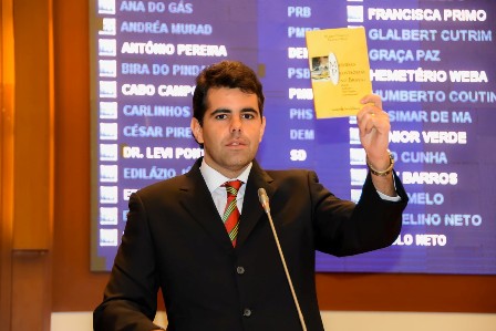 Adriano exibe livro que questiona se as MPs são compatíveis com um Estado Democrático