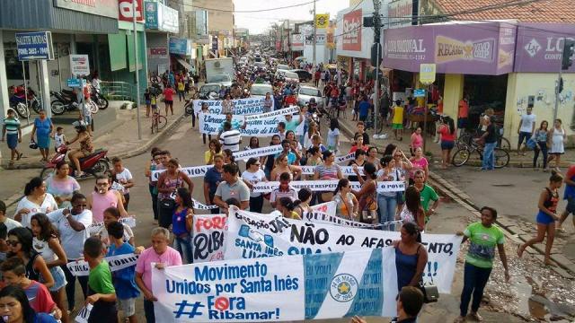 Manifestantes percorreram principais ruas e avenida de Santa Inês com mensagens de repúdio à volta de Ribamar Alves ao cargo