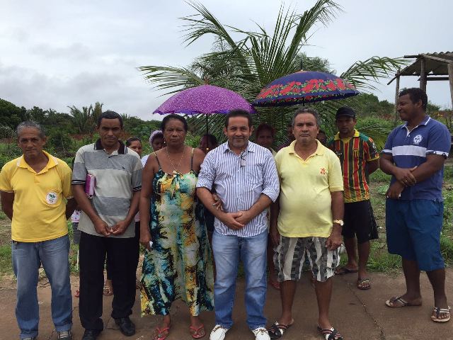 Secretário Rodrigo Costa (ao centro) com agricultores familiares do bairro Sítio Natureza