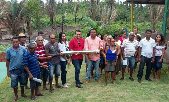 Secretário Aldo Rogério e agricultores familiares exibem kit de irrigação entregue em Cajupari