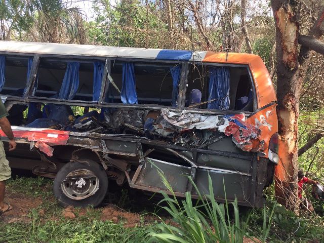 Colisão entre ônibus e caminhão em Caxias deixa três mortos 