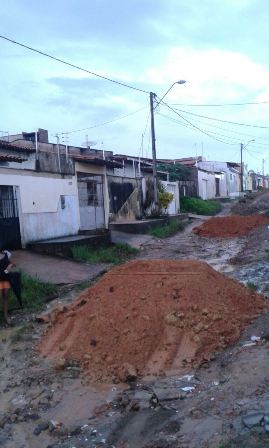 Carradas de piçarra compra por moradores para melhorar acesso a rua