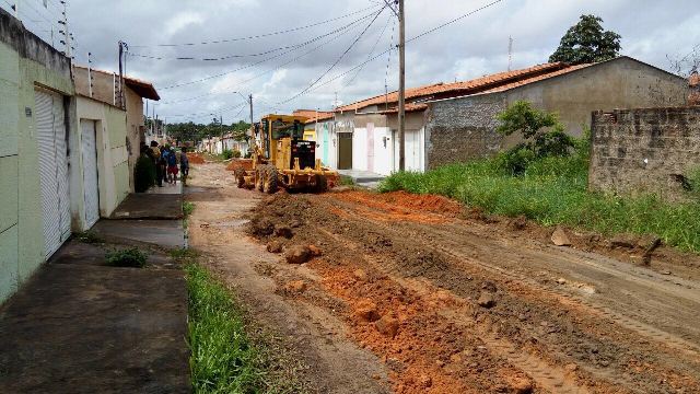 Máquina espalha piçarra em rua cujo acesso era difícil 