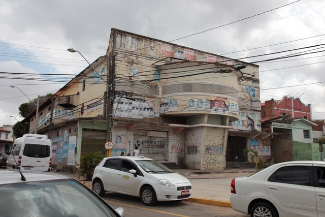 Corpo esquartejado foi encontrado dentro de mala na esquina do antigo Cine Monte Castelo (Foto: Biné Morais/O Estado)