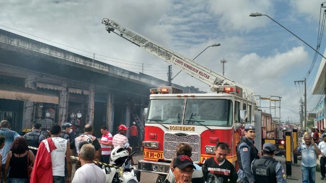 Corpo de Bombeiros foi acionado para apagar o fogo e evitar mais estragos