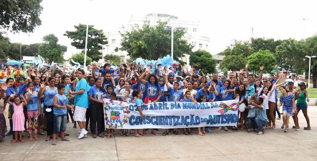 Ato público na Praça Deodoro reuniu autistas, pais e profissionais 