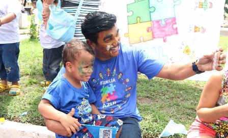 De rosto pintado, Wellington faz selfie com menino autista