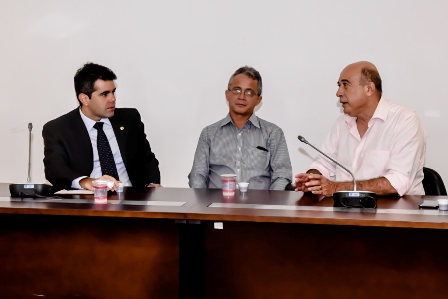 Adriano Sarney com o diretor do IMESC, Josiel Ferreira, e o prefeito Ribamar Alves