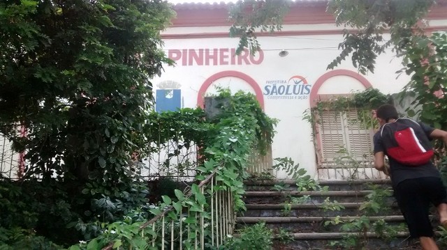 Tomada por mato, fachada da UEB Alberto Pinheiro expõe decadência da tradicional escola