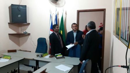 Juiz determinou vacância do cargo de prefeito e a posse da vice-prefeita, que ainda não aconteceu.