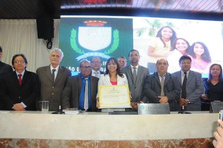 Eliziane Gama exibe Titulo de Cidadã de São Luís 