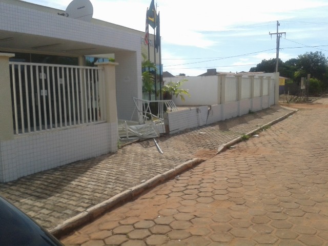 Fórum de Alto Parnaíba, que já teve muro derrubado por trator, agora foi alvo de tentativa de assalto 