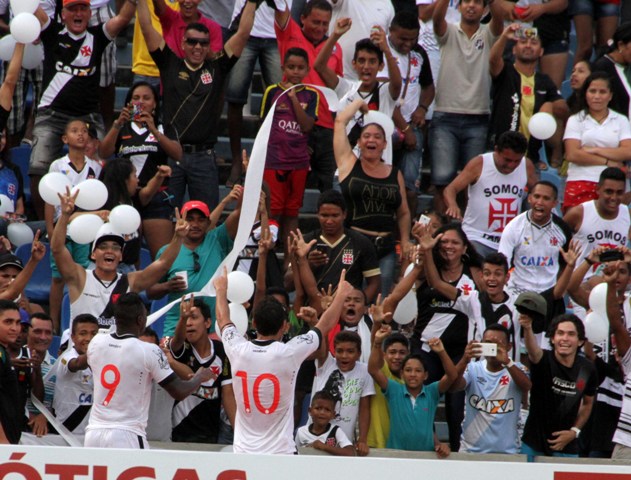 Nenê, que comandou o massacre, comemora um dos três gols que fez no Sampaio (Foto: De Jesus/O Estado)