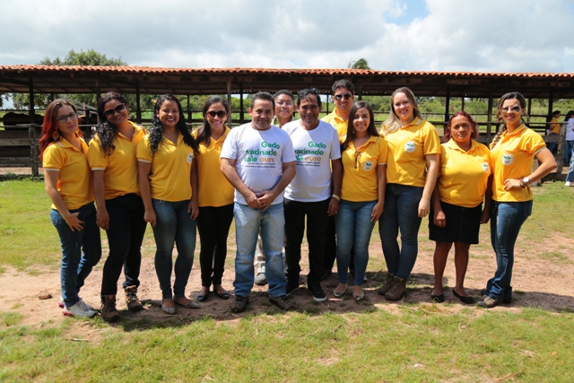 Prefeito Josemar com a equipe envolvida na campanha de vacinação contra a aftosa