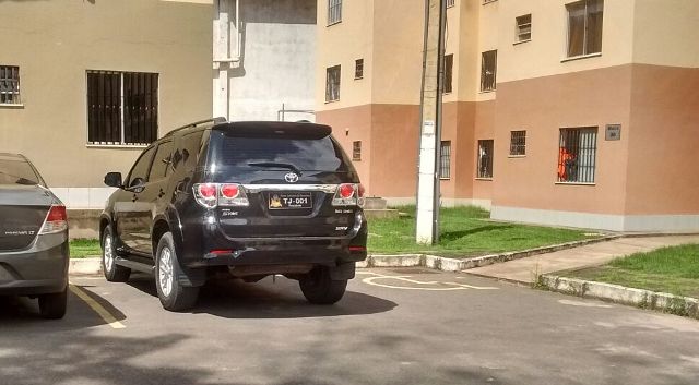 Carro presidencial do Tribunal de Justiça estava estacionado no condomínio no Dia das Mães