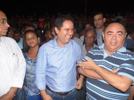 Prefeite Edivaldo e vereador Astro de Ogum em clima de descontração na inauguração da praça