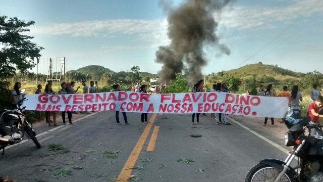 Manifestantes atravessaram faixa na pista para cobrar mais respeito do governador com a educação