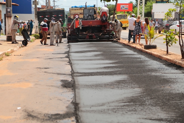 Máquina faz nivelamento da pista da Avenida 13 do Maiobão