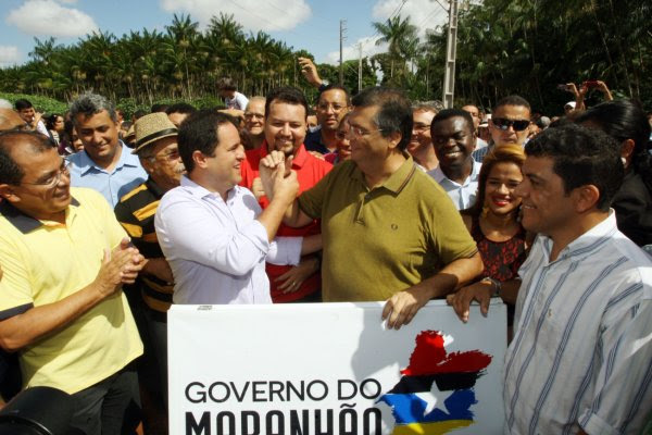 Flávio Dino e Edivaldo se cumprimentam na inauguração da ponte que interliga Tiuru e Parque Vitória 