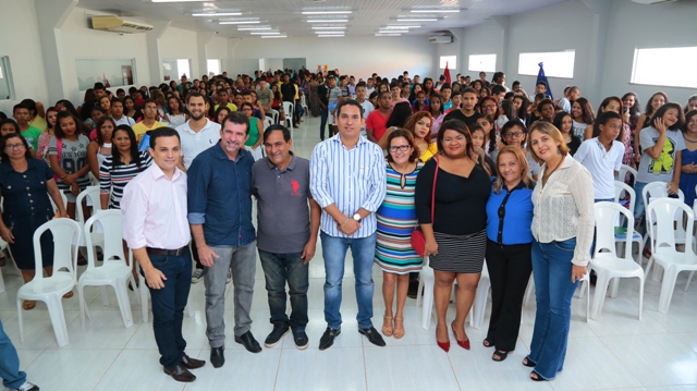 Prefeito Josemar Sobreiro e a primeira-dama, Ivone Oliveira, com o secretário de Educação, Júlio Sales, e coordenadores do programa 