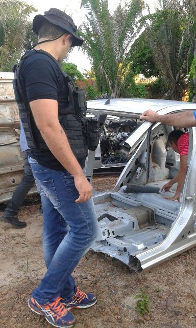 Policial verifica carcaça de veículo que seria comercializada pelo sucatão  