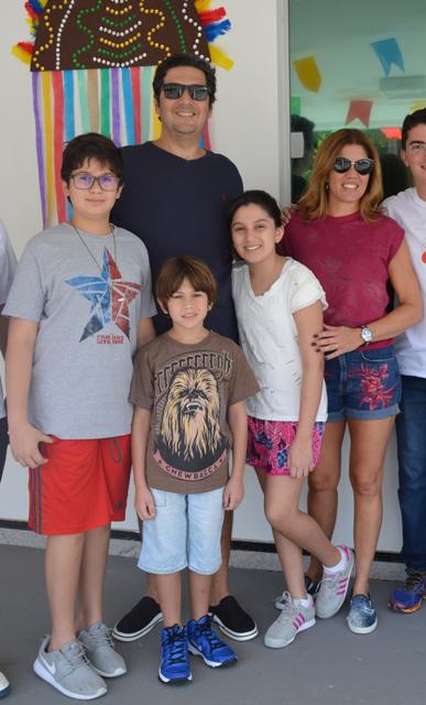 Senador Clóvis Fecury, a esposa, Carla, e os filhos Lucas, Catarina e Pedro também prestigiaram a passagem da Tocha Olímpica pelo Ceuma 