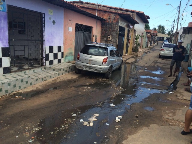 Rua Joaquim Serra, no bairro Fé em Deus, é o retrato do caos, com buracos e esgoto estourado