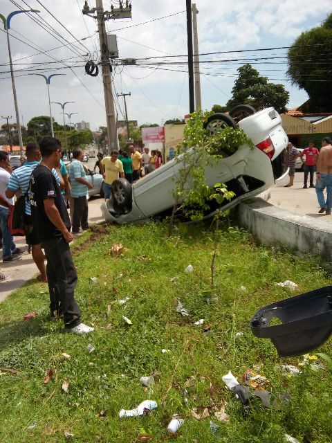 Veículo acidentado parou sobra grama após capotar