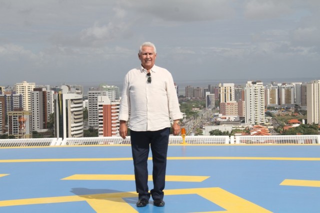 Empresário Jeová Barbosa no topo do Edifício Comercial Marcus Barbosa Intelligent Offices, o mais alto da cidade