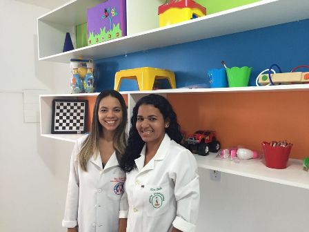 Fonoaudióloga Karol Lopes e a terapeuta ocupacional Rose Cristina Bello coordenam o projeto