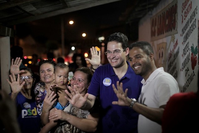 Alexandre Almeida faz selfie com eleitores, que cada vez mais manifestam apoio ao candidato nas ruas de Timon