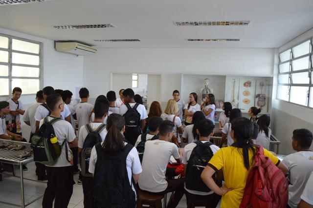 Estudantes tiveram também uma aula demonstrativa com a apresentação de um esfregaço sanguíneo