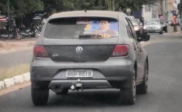 Carro antes plotado com imagem de Miau ao lado de Josemar teve o adesivo rasgado 