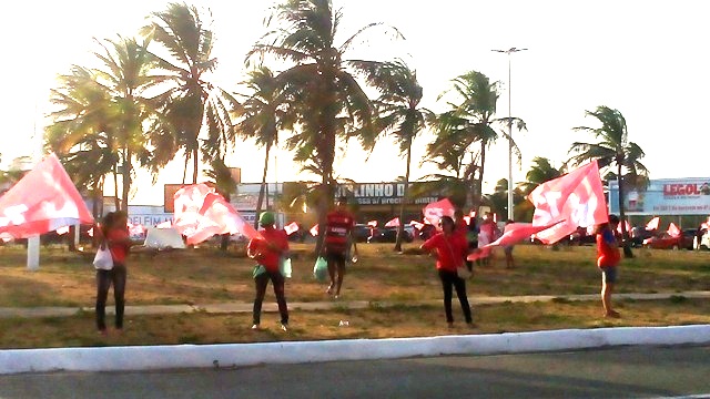 Militância ocupou toda a rotatória e se espalhou por alças da Avenida dos Holandeses 