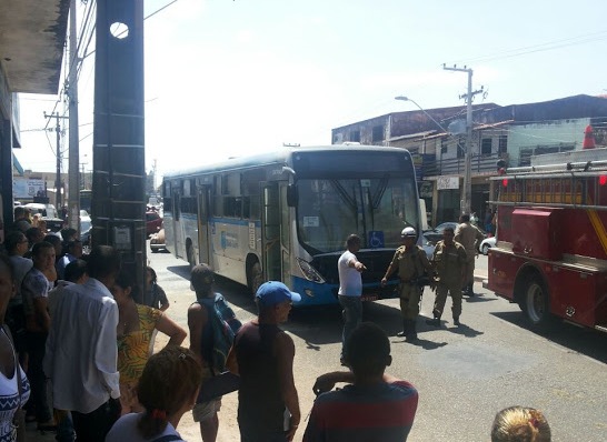 Ônibus foi incendiado por cerca de 10 criminosos, em plena luz do dia, na Avenida Kennedy 