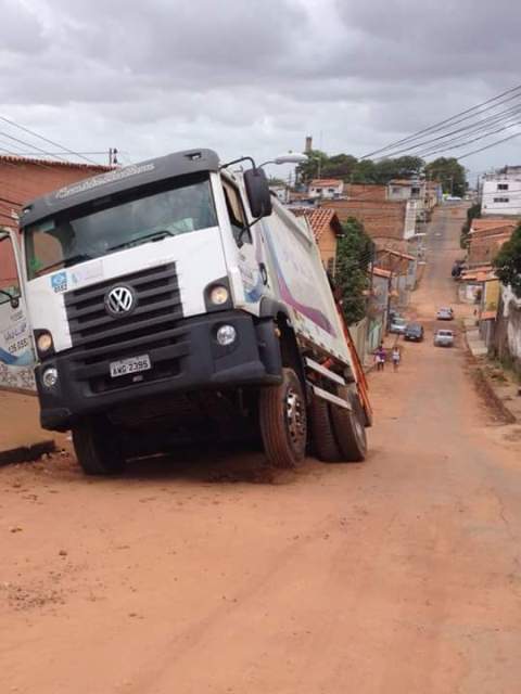 Caminhão afundou em buraco feito pela Caema em rua do bairro Alemanha 