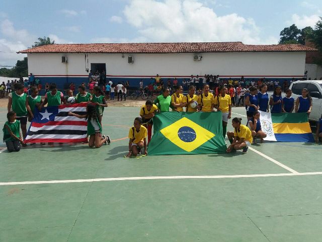 Alunos exibem bandeiras do Brasil, do Maranhão e de escola