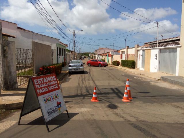 Placa informa recuperação de rua por meio da parceria firmada entre governo e prefeitura